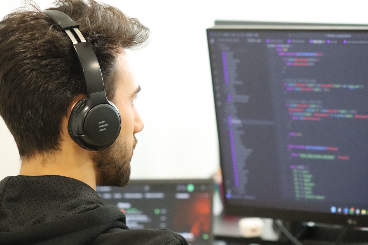 Por que investir em um site personalizado, seguro e responsivo é essencial para o sucesso do seu negócio?